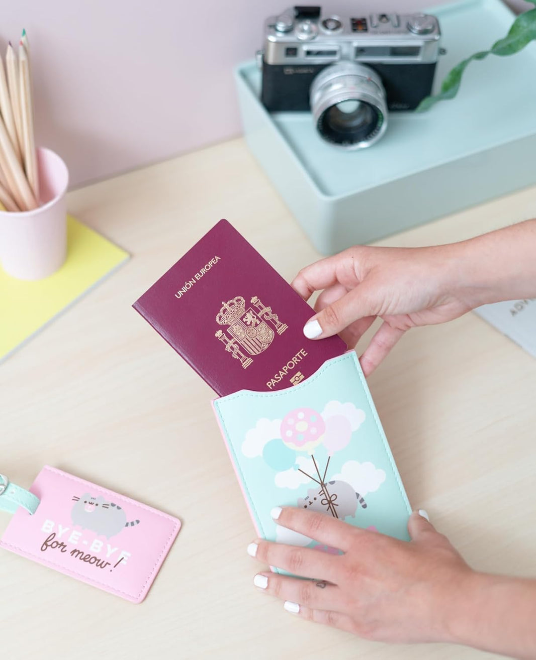 Pusheen Foodie Collection Reisepasshülle und Kofferanhänger